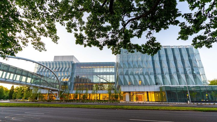 The building in the University of Oregon campus that focuses on Accelerating Scientific Impact