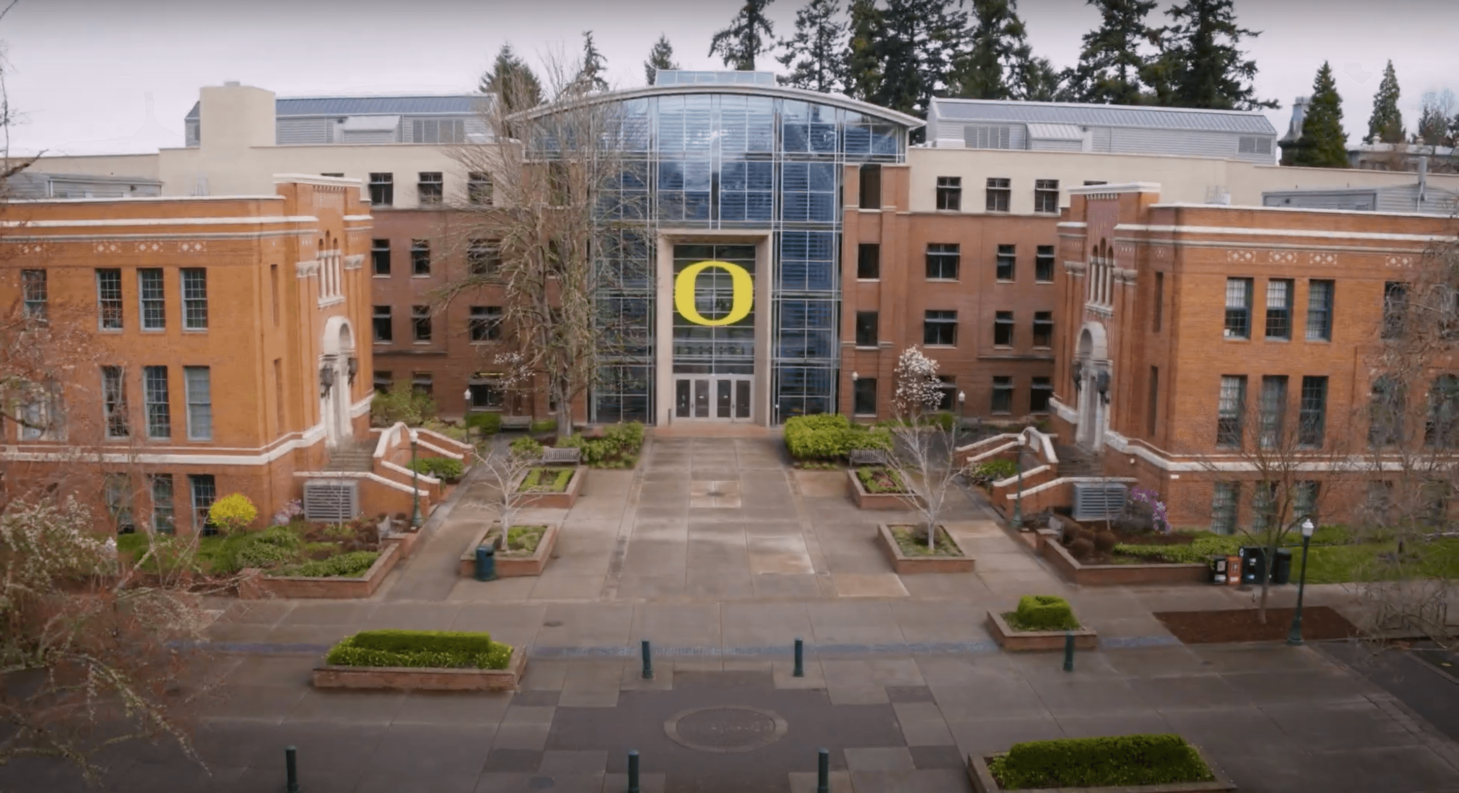 Picture of the Lundquist college of business building