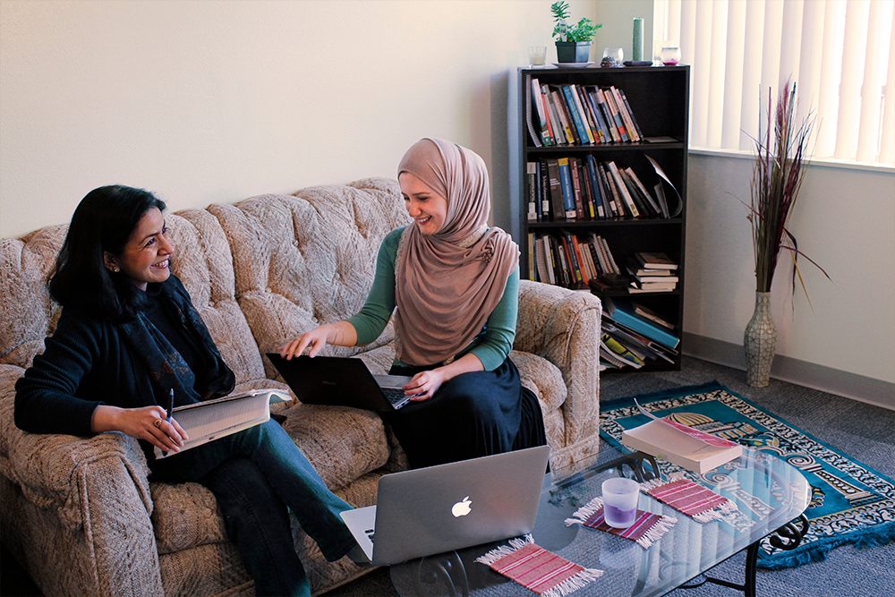 University of Oregon student discussing with a staff